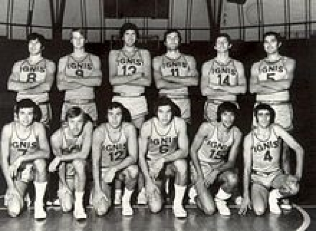 La formazione dell’Ignis Varese Campione d’Italia 1973: da sinistra in piedi Marino Zanatta, Bob Morse, Massimo Lucarelli, Dino Meneghin, Ivan Bisson, Ottorino Flaborea;  accovacciati: Giorgio Chiarini, Aldo Ossola, Paolo Polzot, Franco Bartolucci, Manuel Raga, Edoardo Rusconi.